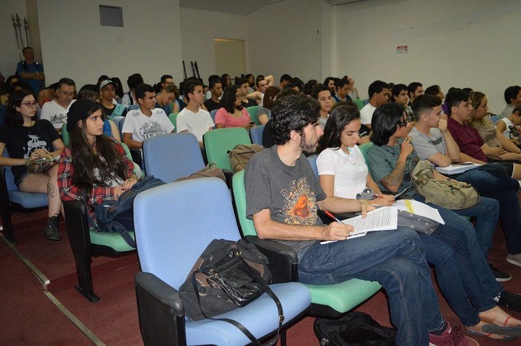 Alunos dos cursos técnicos e superiores do Câmpus Goiânia lotaram a Cinemateca, durante abertura do Seminário Nupefil